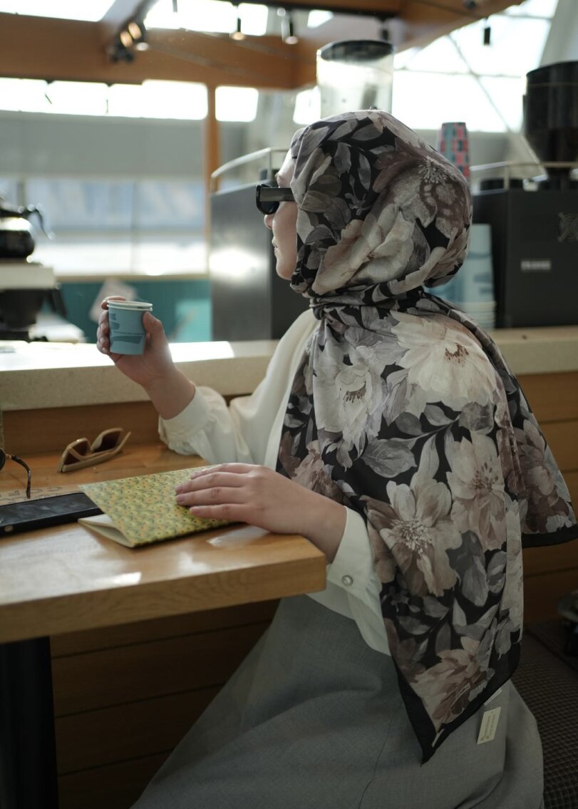 Velvet Bloom Print Hijab - Black